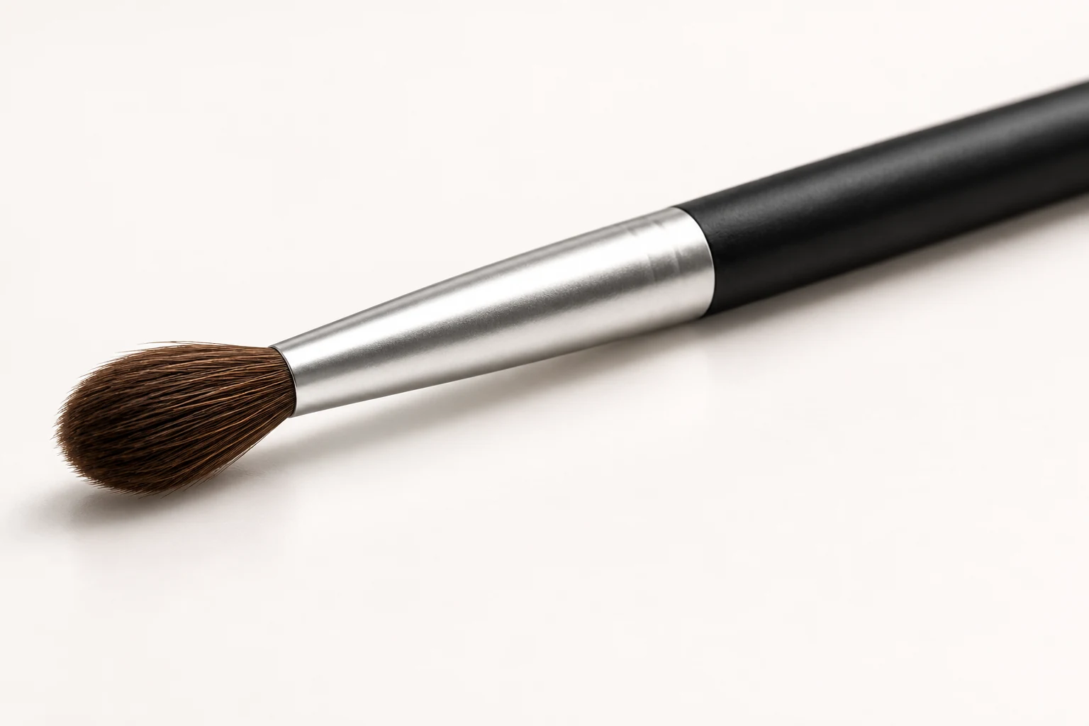Fine eye-detail brush concept: narrow silver connection, AI detail visualization
