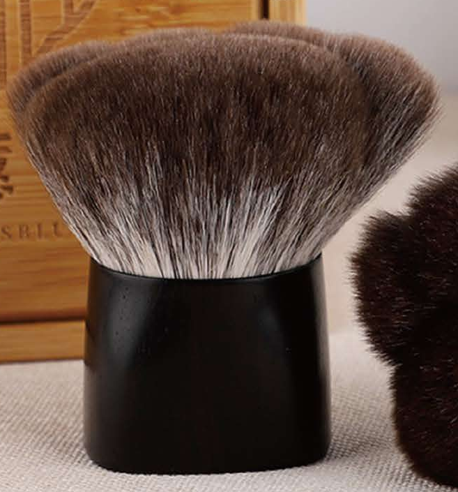 EN-p014-c06: Upright portable powder brush  -  complete primary subject - Black short bases and sculpted black handles; brown or flat tan heads