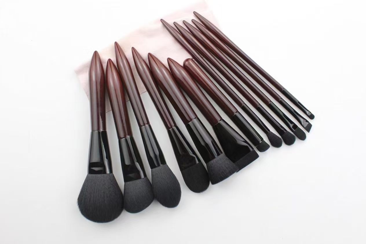 UP008: Wine-brown pointed-handle twelve-brush collection