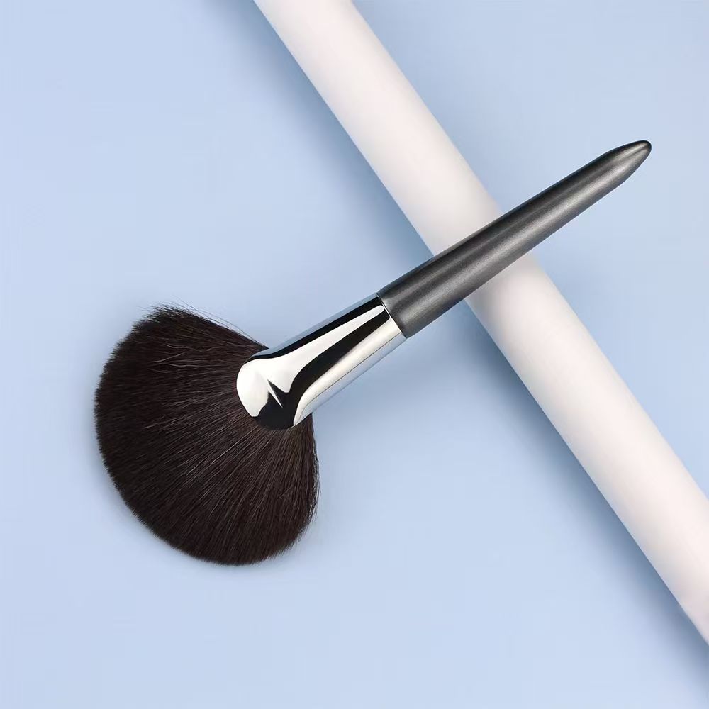 UP054: Gray handle and silver-tone ferrule with a broad dark fan head