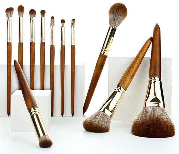 Brown pointed handles gold-tone ferrules retro brush display