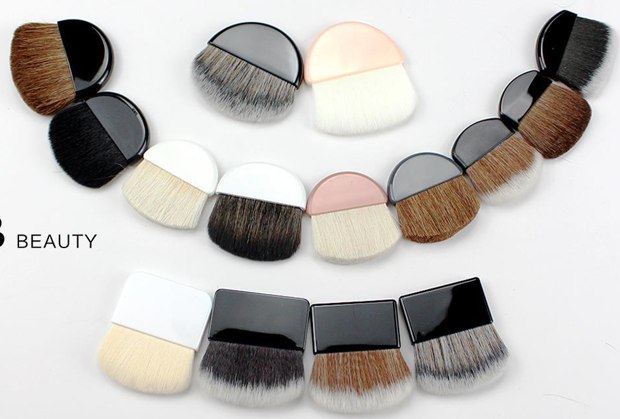 Compact broad cosmetic brush assortment