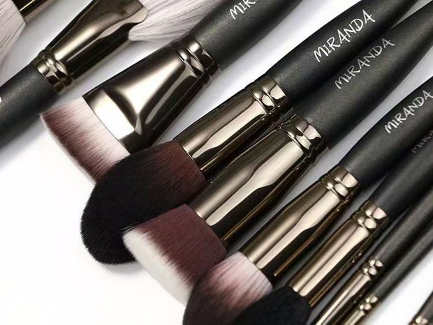 Dark-gray collection with cropped ferrule and handle details