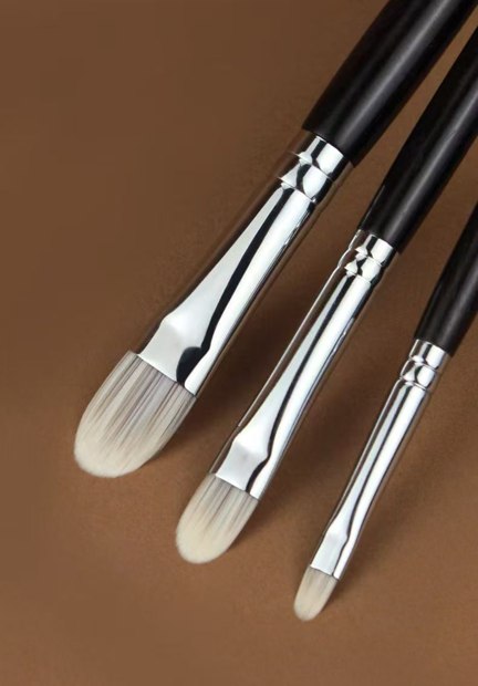 Three pale rounded-flat heads with cropped dark handles