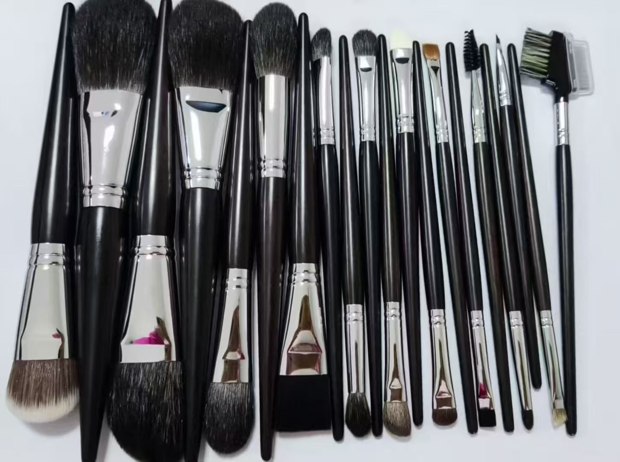 Cropped dark-handle and silver-tone brush collection