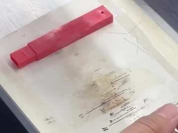 Brush-head work over a mat with loose fibres