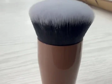 Single flat-top compact brush on the workbench