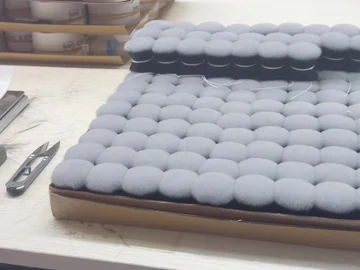 Side view of the trays of round brush heads