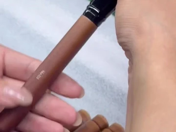 Protective sleeve around a long brush head
